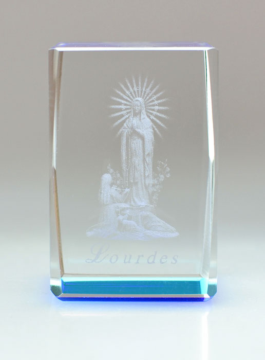 Bloc de Verre Gravé Notre Dame de Lourdes au Laser - 5 cm (pic 2)