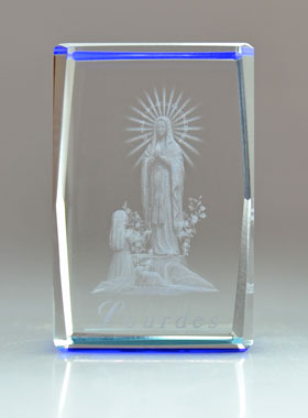 Bloc de Verre Gravé Notre Dame de Lourdes au Laser - 6 cm (pic 1)