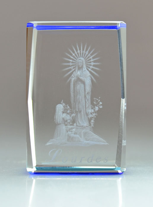 Bloc de Verre Gravé Notre Dame de Lourdes au Laser - 6 cm (pic 2)