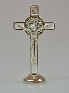 Croix de Saint Benoît Argenté sur Socle - Blanc (pic 1)