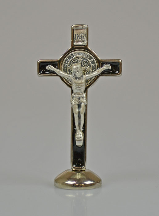 Croix de Saint Benoît Argenté sur Socle - Noir (pic 2)