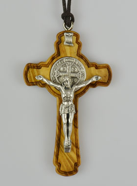 Croix de Saint Benoît en Bois d'Olivier Sculpté (pic 1)