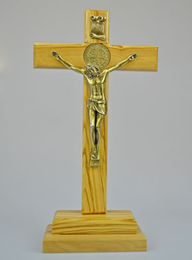Croix de Saint Benoit en Bois d'Olivier - Socle Coffret (pic 1)