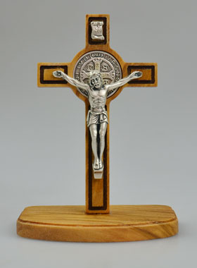 Crucifix de Saint Benoît en Bois d'Olivier sur Socle (pic 1)