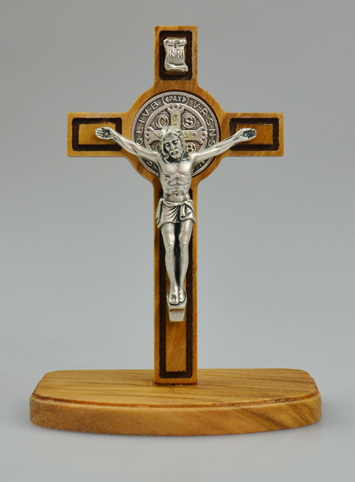 Crucifix de Saint Benoît en Bois d'Olivier sur Socle (pic 2)