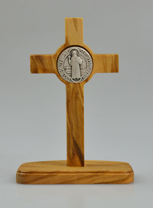 Crucifix de Saint Benoît en Bois d'Olivier sur Socle (pic 3)