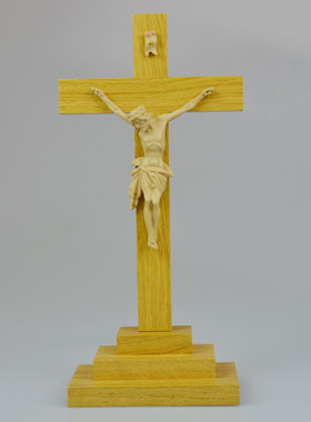 Crucifix du Christ en Bois Clair sur Socle - 26 cm (pic 1)