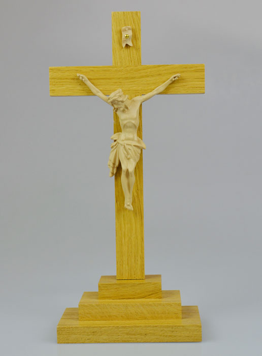 Crucifix du Christ en Bois Clair sur Socle - 26 cm (pic 2)