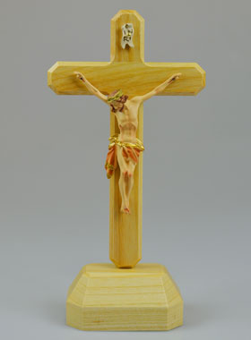 Crucifix du Christ Peint à la Main et Bois Clair sur Socle - 23 cm (pic 1)