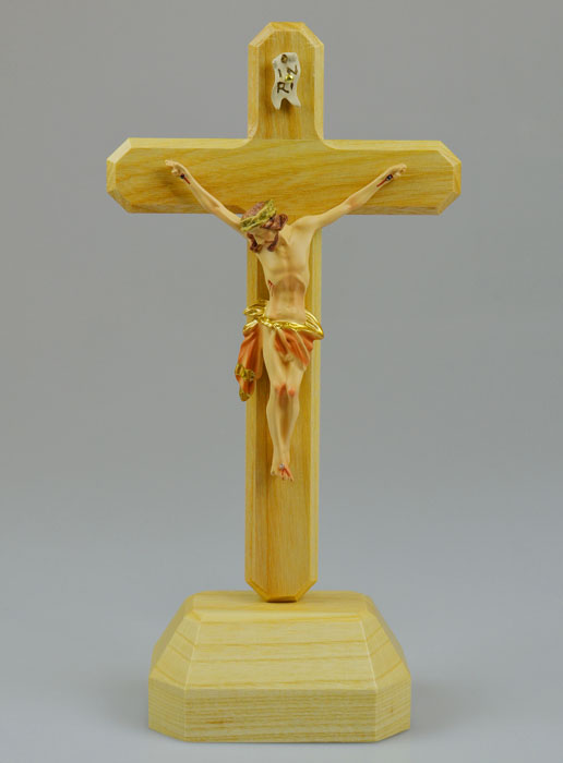 Crucifix du Christ Peint à la Main et Bois Clair sur Socle - 23 cm (pic 2)