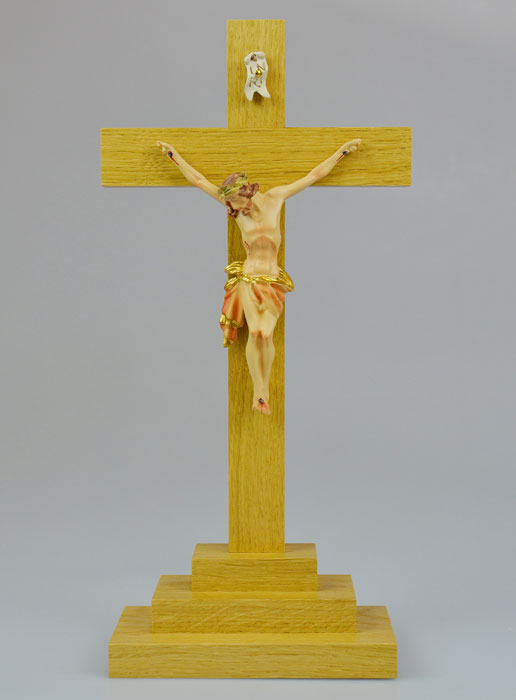 Crucifix du Christ Peint à la Main et Bois Clair sur Socle - 25 cm (pic 2)