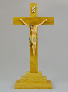 Crucifix du Christ Peint à la Main et Bois Clair sur Socle - 26 cm (pic 1)