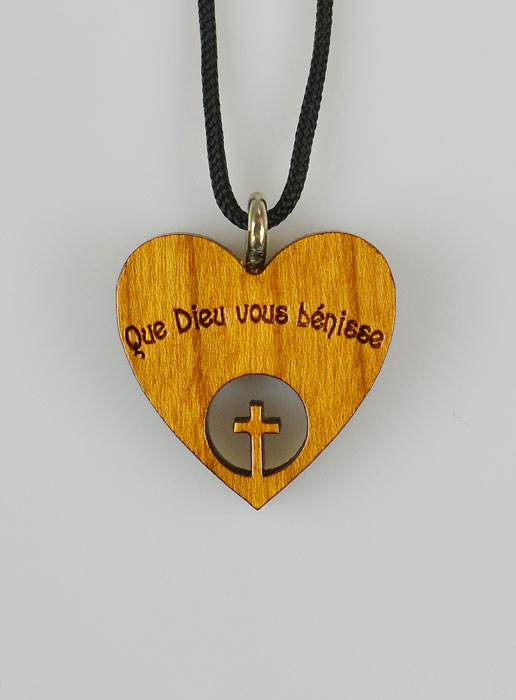 Pendentif Coeur Croix et Bénédiction en Bois Vernis - 2 cm (pic 2)