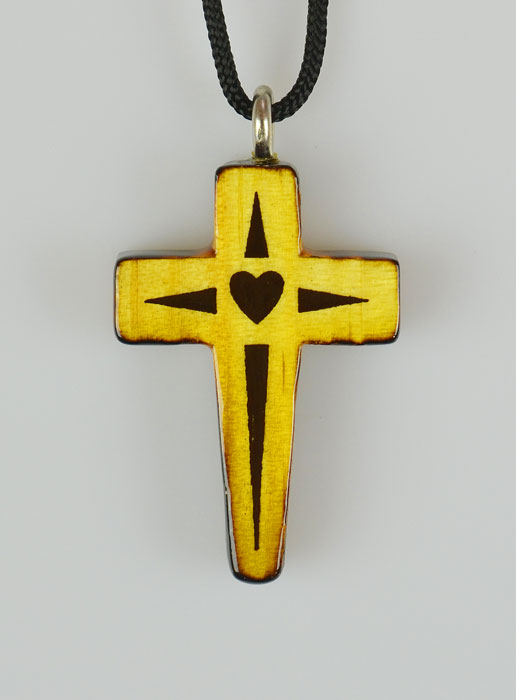 Pendentif Croix en Bois Vernis Coeur Caramel - 3.5 cm (pic 2)