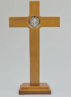 Croix de Saint Benoît en Bois sur Socle - 27cm