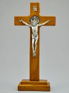 Crucifix de Saint Benoît en Bois Foncé sur Socle - 22cm