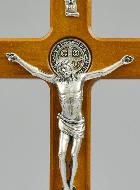 Crucifix de Saint Benoît en Bois Foncé sur Socle - 22cm