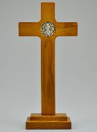 Crucifix de Saint Benoît en Bois Foncé sur Socle - 22cm