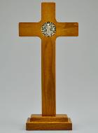 Crucifix de Saint Benoît en Bois Foncé sur Socle - 22cm