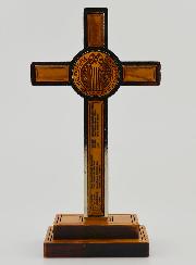 Croix de Saint Benoît en Bois sur Socle - 14cm