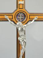 Grand Crucifix de Saint Benoît en Bois sur Socle - 53cm