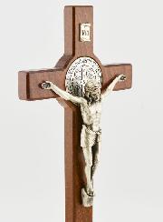 Crucifix Croix de Saint Benoit en Bois Foncé sur Socle - 21cm
