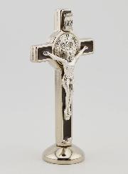 Croix de Saint Benoît Argenté sur Socle - Marron