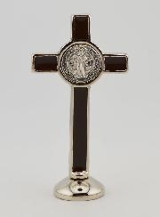 Croix de Saint Benoît Argenté sur Socle - Marron
