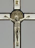 Crucifix Croix de Saint Benoit sur Socle - 20cm - Métal Blanc