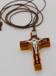 Pendentif Croix de Saint Benoit en Bois d'Olivier - 4,5cm